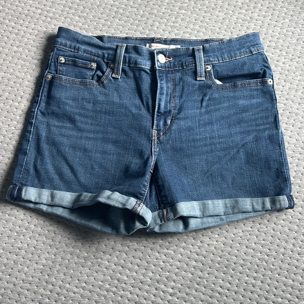 Levi’s mid length shorts size 29